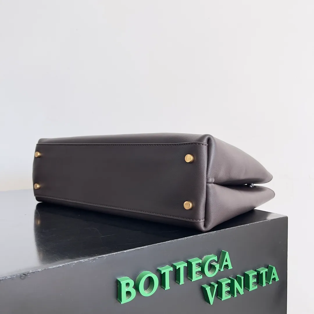 Batch 2560 BV The all-leather Andiamo is new, a very casual splayed buckle bag, which also means that its weight is very light, which greatly reduces our burden when going out for shopping. It can be carried cross-body, hand-held, or carried under the armpit. Taking into account the different backpacking habits of people, the simple design brings us more inspiration. Matched with various keychains and dolls, it will become the finishing touch in the outfit. Medieval style and modern style can also be perfectly blended🫧🫧 Style number: 810214 Size: 32*24*12cm